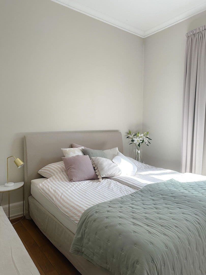 Prenájom bytu 4-izbový 160 m², Frankfurt, Hesensko Prenájom bytu 4-izbový 160 m², Frankfurt, Hesensko