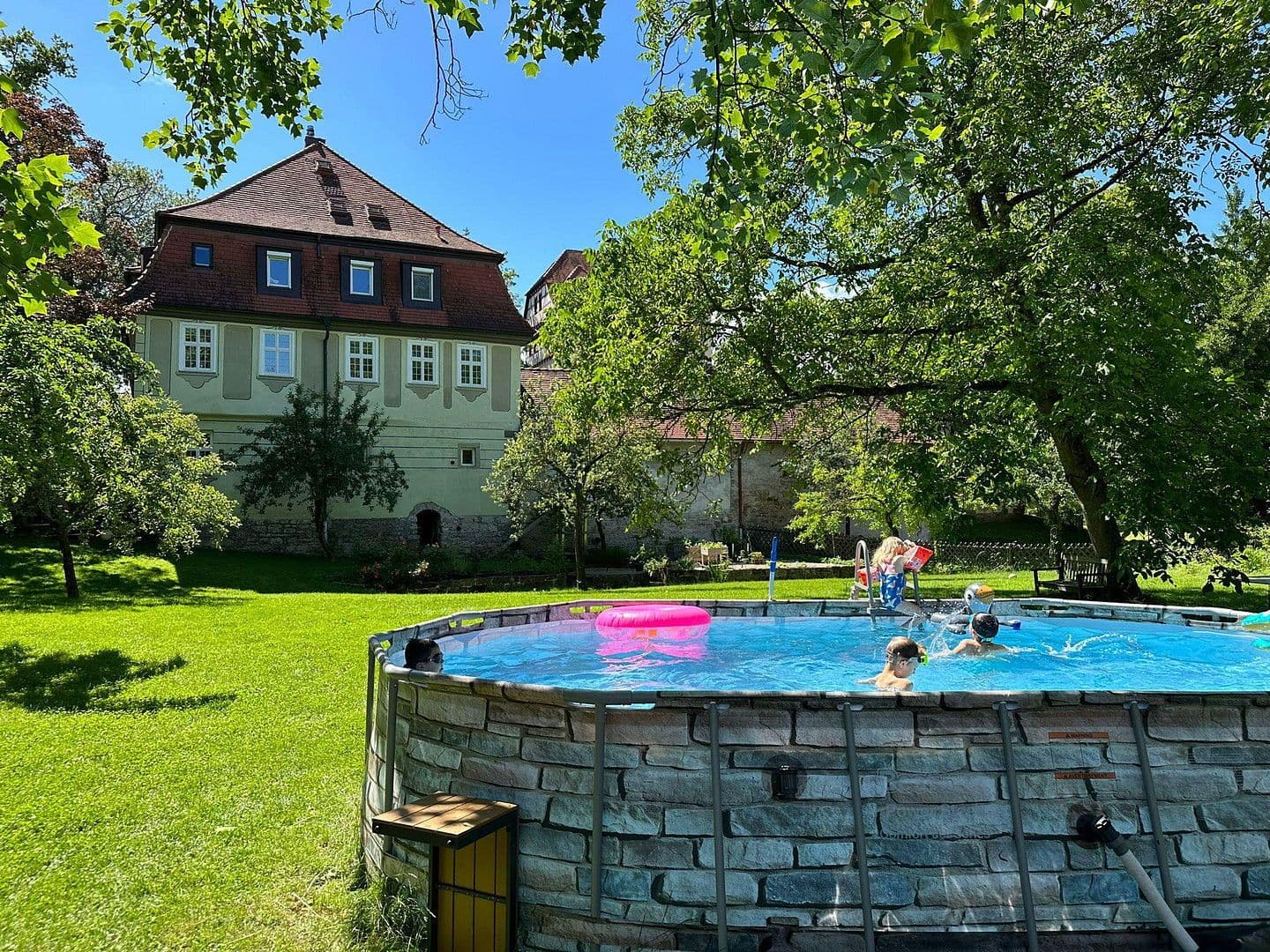 Prenájom bytu 5-izbový 165 m², Korntal-Münchingen, Bádensko-Wurttembersko Prenájom bytu 5-izbový 165 m², Korntal-Münchingen, Bádensko-Wurttembersko