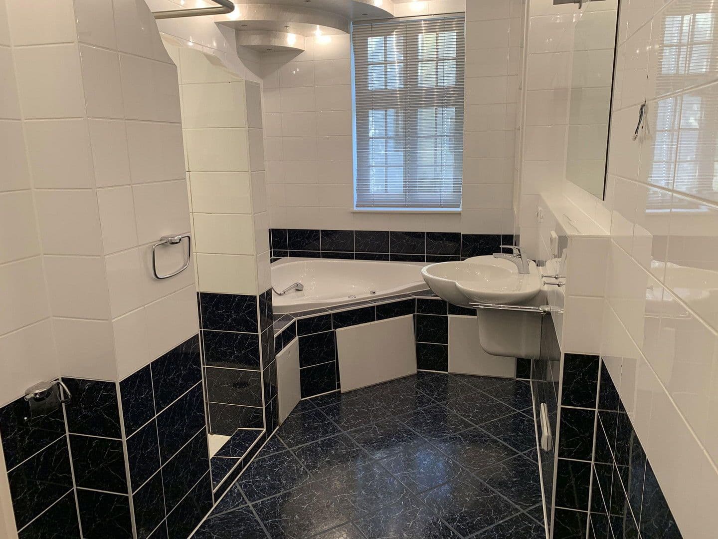 Prenájom bytu 5-izbový 165 m², Korntal-Münchingen, Bádensko-Wurttembersko Prenájom bytu 5-izbový 165 m², Korntal-Münchingen, Bádensko-Wurttembersko