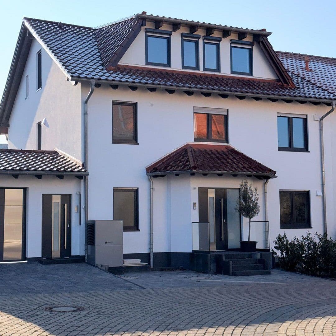 Predaj domu 305 m², pozemek 450 m², Bindweidring 54, Karben, Hesensko Predaj domu 305 m², pozemek 450 m², Bindweidring 54, Karben, Hesensko