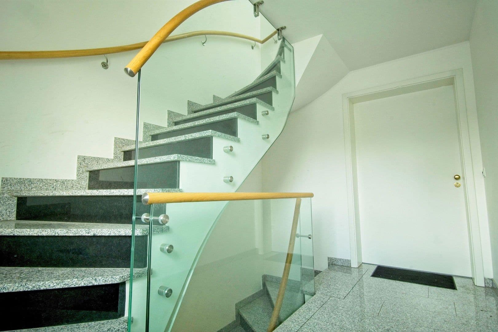 Prenájom bytu 2-izbový 80 m², München, Bavorsko Prenájom bytu 2-izbový 80 m², München, Bavorsko