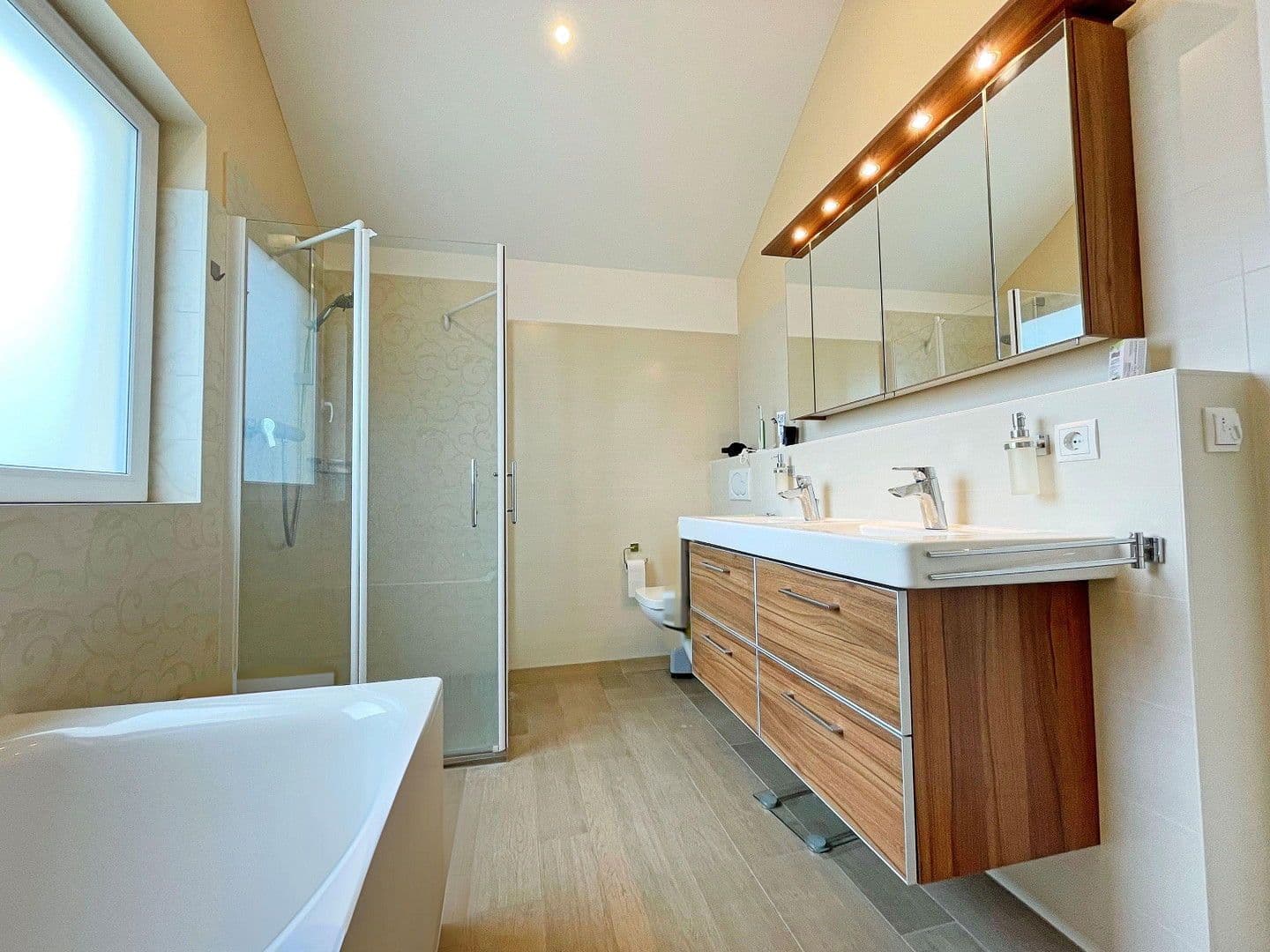 Prenájom bytu 2-izbový 80 m², München, Bavorsko Prenájom bytu 2-izbový 80 m², München, Bavorsko