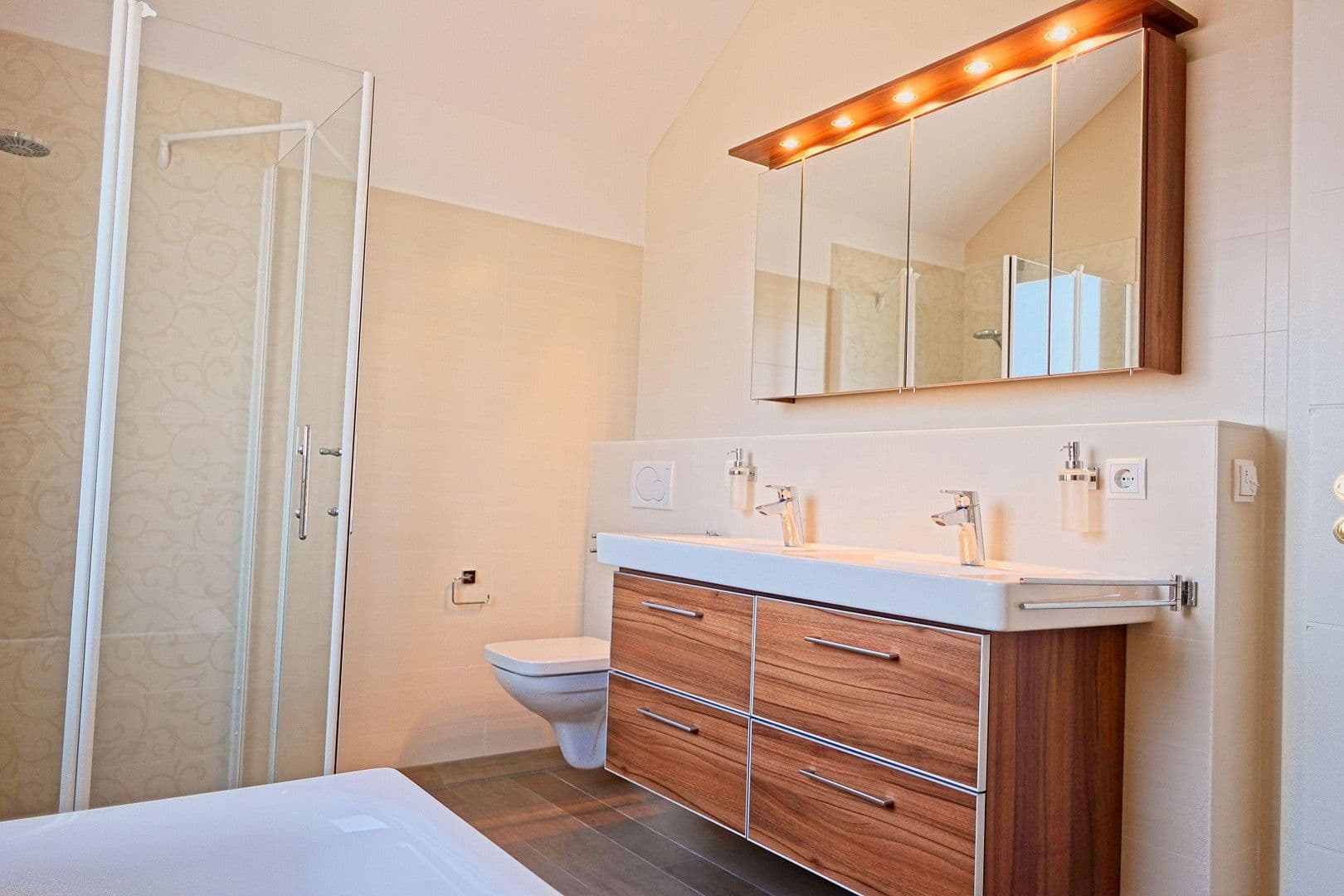 Prenájom bytu 2-izbový 80 m², München, Bavorsko Prenájom bytu 2-izbový 80 m², München, Bavorsko