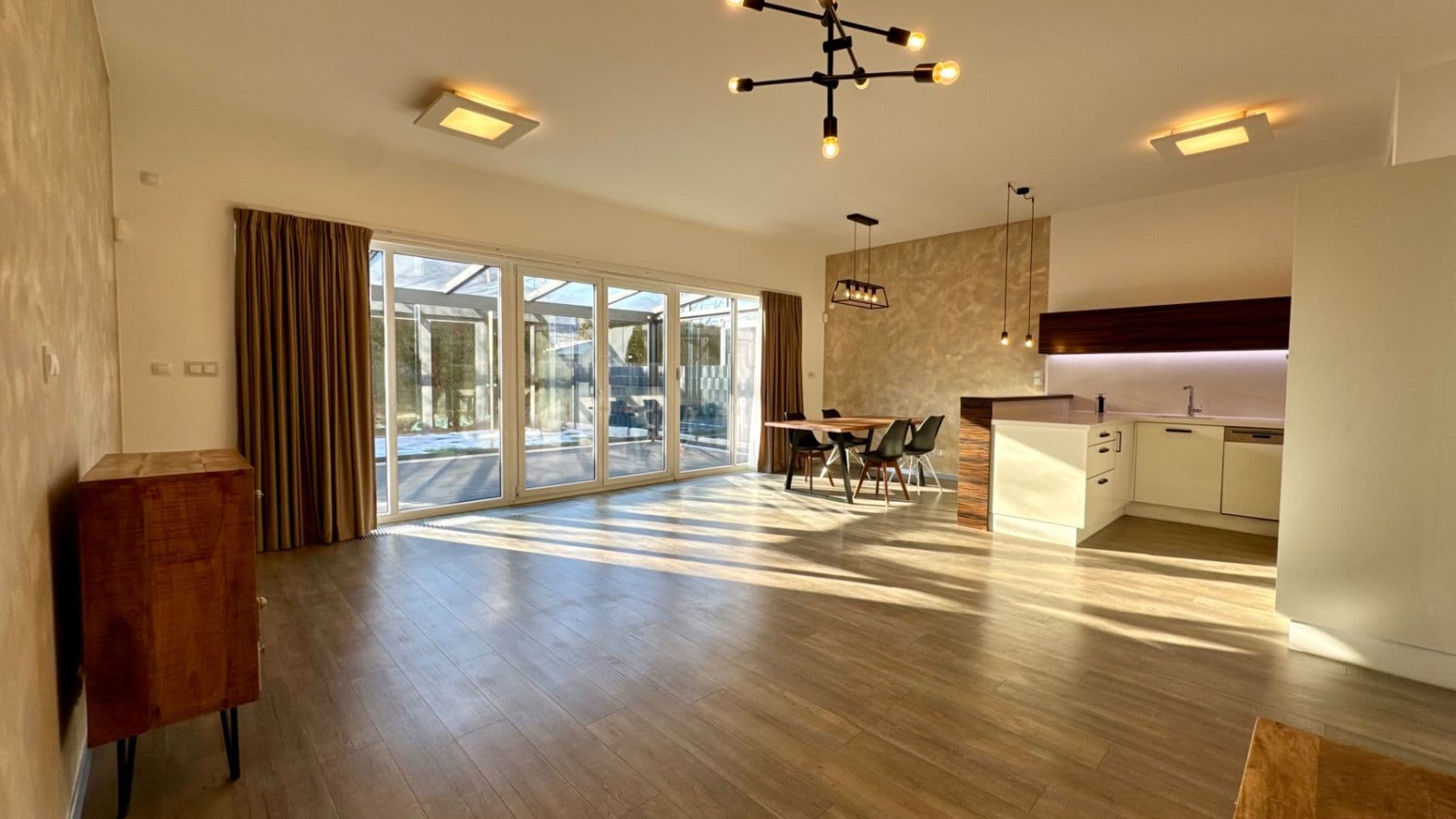 Prenájom bytu 3-izbový 95 m², Račiněveská, Praha, Praha Prenájom bytu 3-izbový 95 m², Račiněveská, Praha, Praha