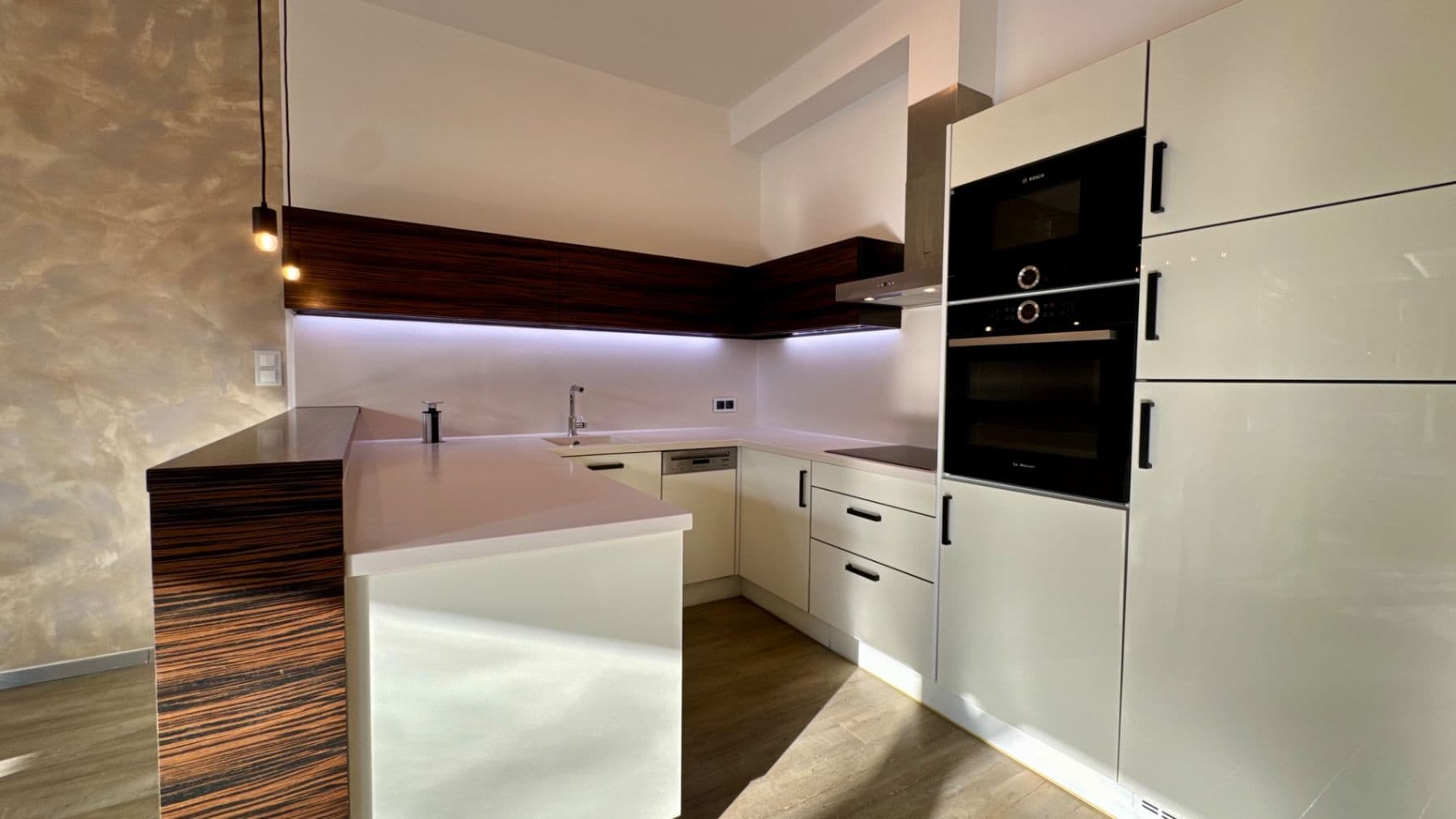 Prenájom bytu 3-izbový 95 m², Račiněveská, Praha, Praha Prenájom bytu 3-izbový 95 m², Račiněveská, Praha, Praha