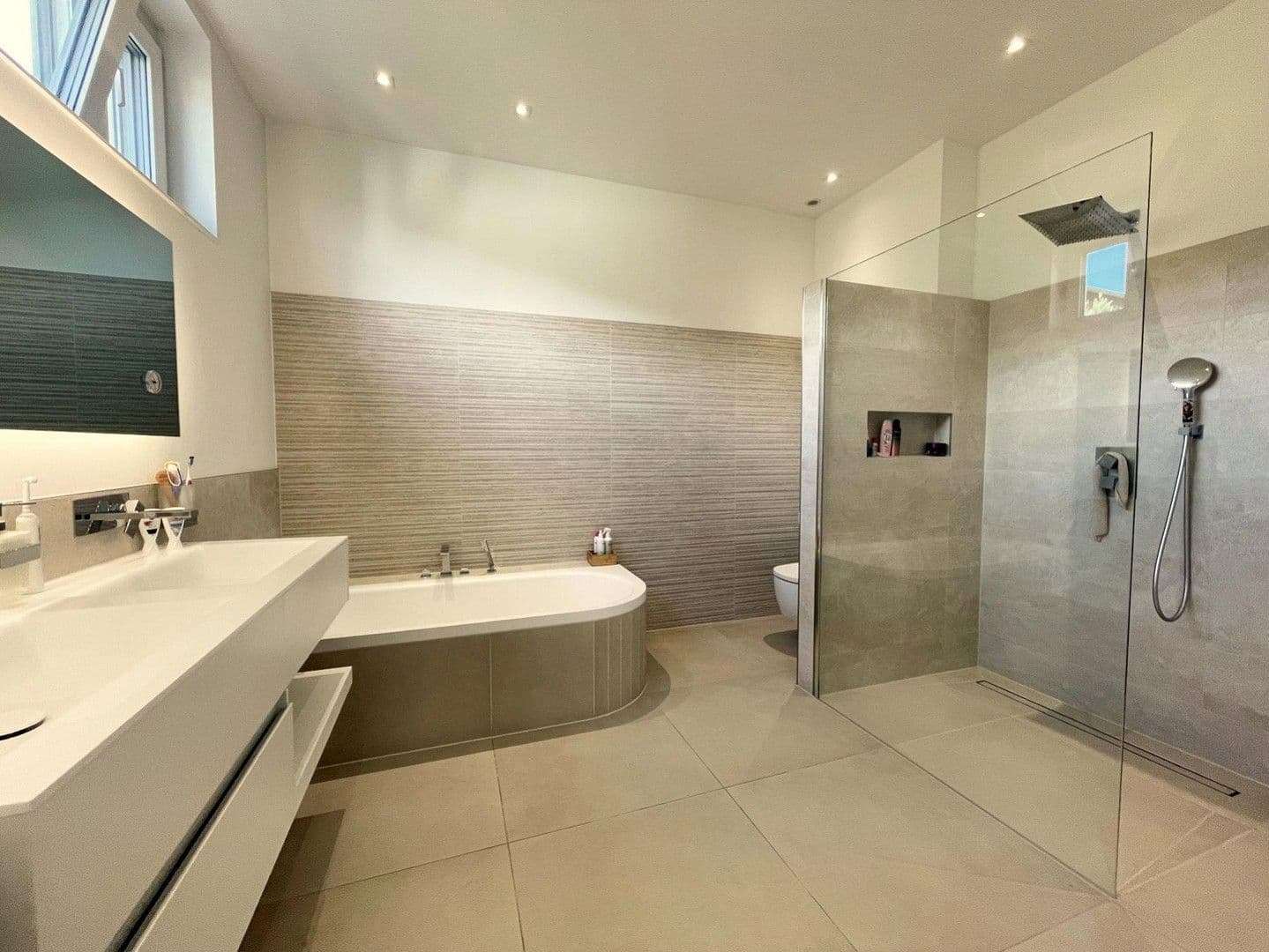 Predaj domu 277 m², pozemek 440 m², Birkenstr. 9, Obernburg am Main, Bavorsko Predaj domu 277 m², pozemek 440 m², Birkenstr. 9, Obernburg am Main, Bavorsko