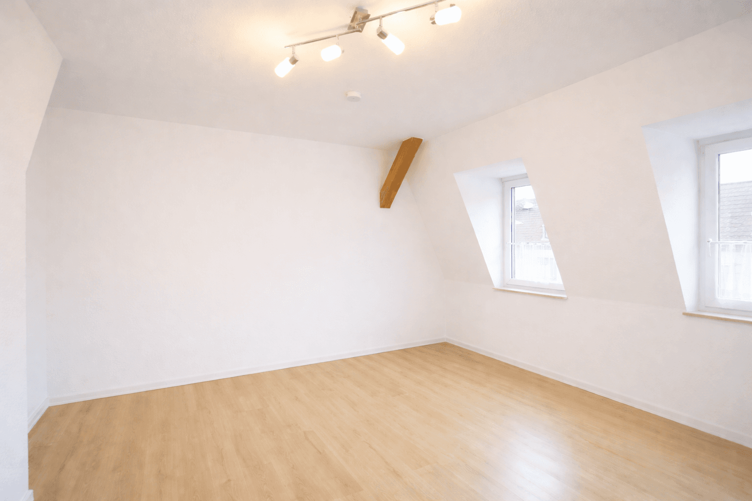 Prenájom bytu 4-izbový 86 m², Bismarckstr. 15, Delitzsch, Sasko Prenájom bytu 4-izbový 86 m², Bismarckstr. 15, Delitzsch, Sasko