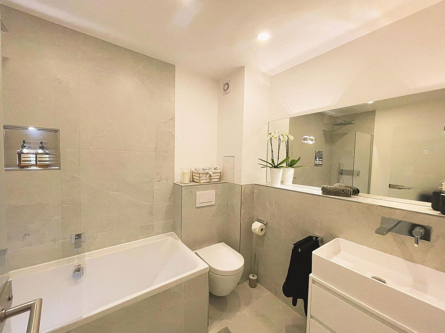 Prenájom bytu 2-izbový 77 m², Berlin, Berlín Prenájom bytu 2-izbový 77 m², Berlin, Berlín