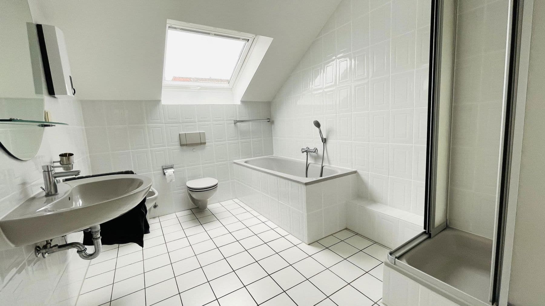 Prenájom bytu 3-izbový 107 m², Köln, Severné Porýnie - Westfálsko Prenájom bytu 3-izbový 107 m², Köln, Severné Porýnie - Westfálsko