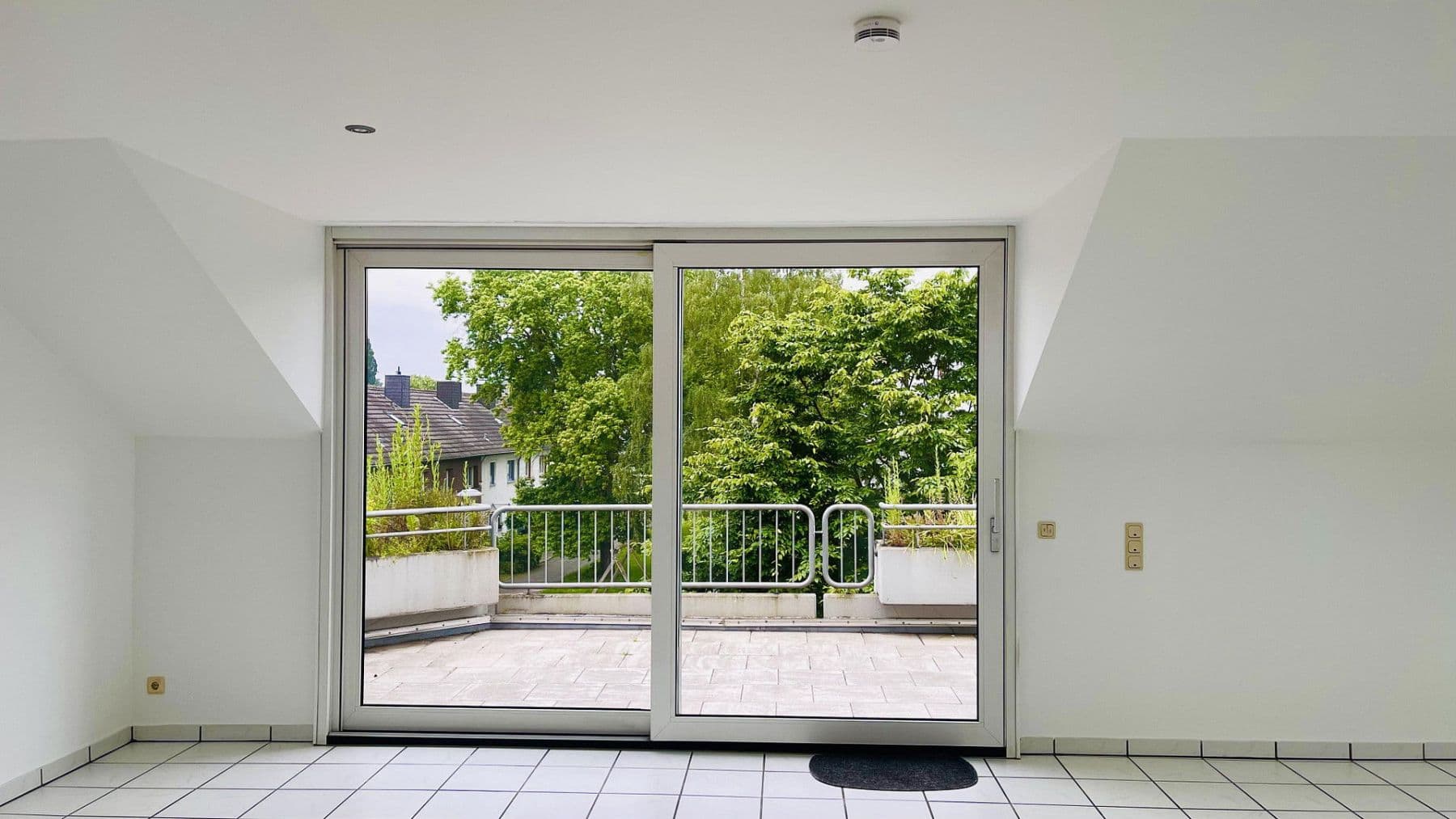 Prenájom bytu 3-izbový 107 m², Köln, Severné Porýnie - Westfálsko Prenájom bytu 3-izbový 107 m², Köln, Severné Porýnie - Westfálsko