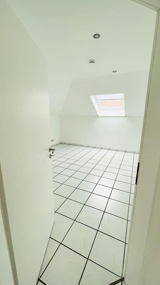 Prenájom bytu 3-izbový 107 m², Köln, Severné Porýnie - Westfálsko Prenájom bytu 3-izbový 107 m², Köln, Severné Porýnie - Westfálsko