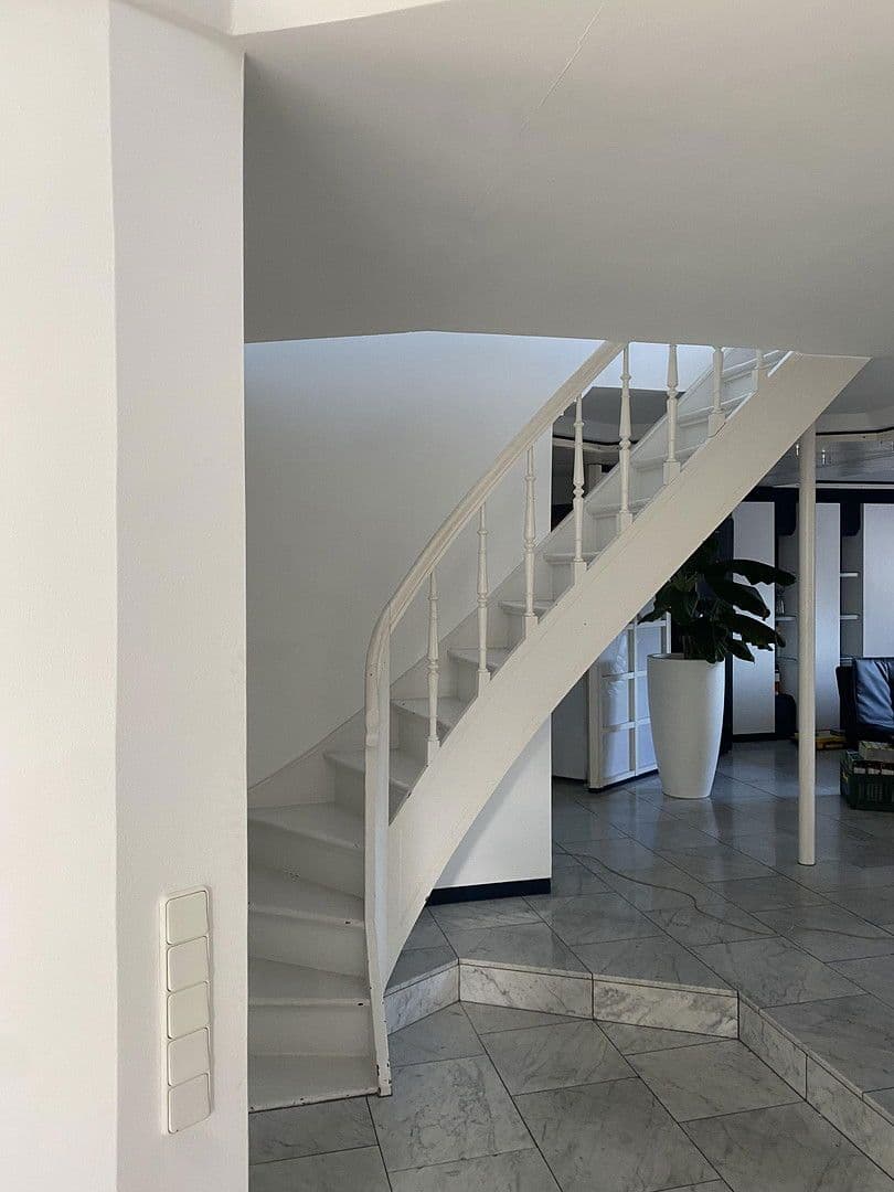 Prenájom bytu 3-izbový 111 m², Gronaustraße 35, Wuppertal, Severné Porýnie - Westfálsko Prenájom bytu 3-izbový 111 m², Gronaustraße 35, Wuppertal, Severné Porýnie - Westfálsko