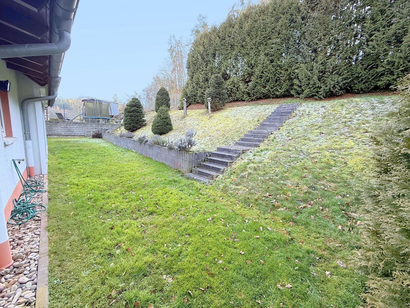 Predaj domu 259 m², pozemek 809 m², Ilsbachstraße 11, Hettenhausen, Porýnie-Falcko Predaj domu 259 m², pozemek 809 m², Ilsbachstraße 11, Hettenhausen, Porýnie-Falcko