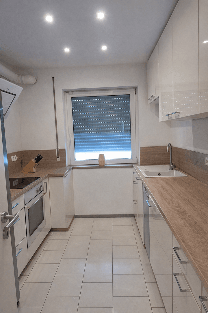 Prenájom bytu 4-izbový 128 m², freiburg, Bádensko-Wurttembersko Prenájom bytu 4-izbový 128 m², freiburg, Bádensko-Wurttembersko