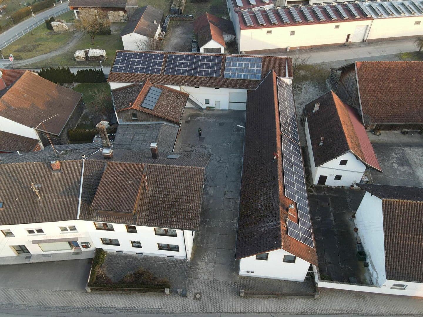 Predaj domu 383 m², pozemek 1.457 m², Schwaigener Str. 28, Mamming, Bavorsko Predaj domu 383 m², pozemek 1.457 m², Schwaigener Str. 28, Mamming, Bavorsko