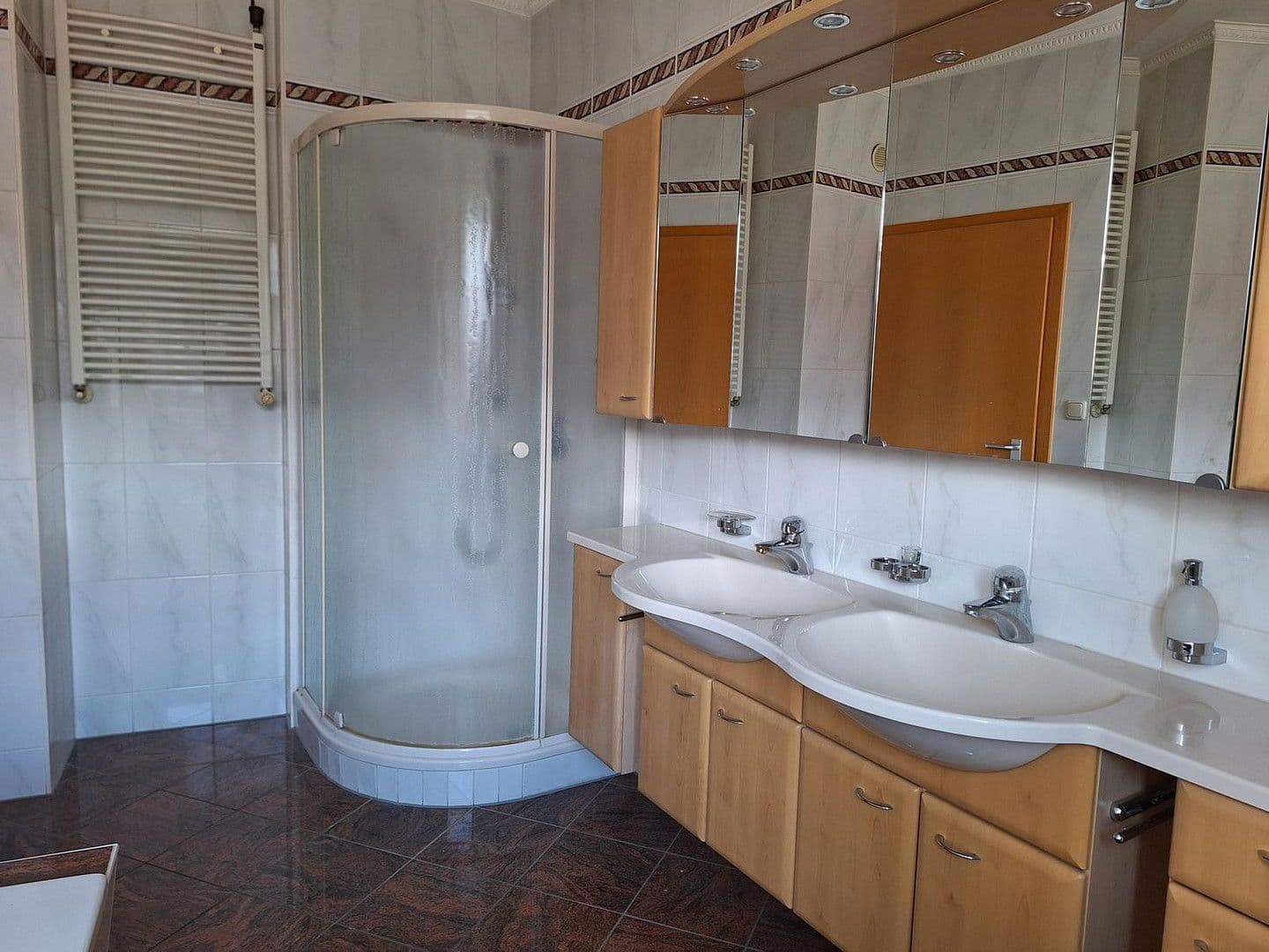 Predaj domu 383 m², pozemek 1.457 m², Schwaigener Str. 28, Mamming, Bavorsko Predaj domu 383 m², pozemek 1.457 m², Schwaigener Str. 28, Mamming, Bavorsko