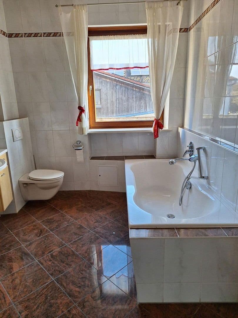 Predaj domu 383 m², pozemek 1.457 m², Schwaigener Str. 28, Mamming, Bavorsko Predaj domu 383 m², pozemek 1.457 m², Schwaigener Str. 28, Mamming, Bavorsko