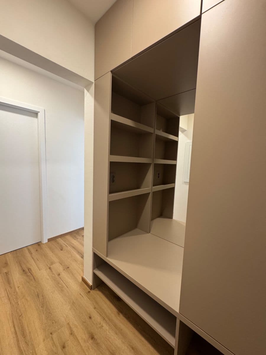 Prenájom bytu 3-izbový 65 m², Kahovská, Praha, Praha Prenájom bytu 3-izbový 65 m², Kahovská, Praha, Praha