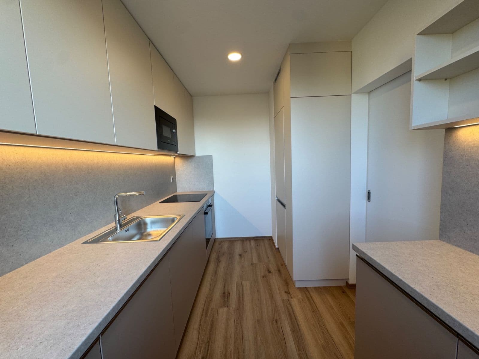 Prenájom bytu 3-izbový 65 m², Kahovská, Praha, Praha Prenájom bytu 3-izbový 65 m², Kahovská, Praha, Praha