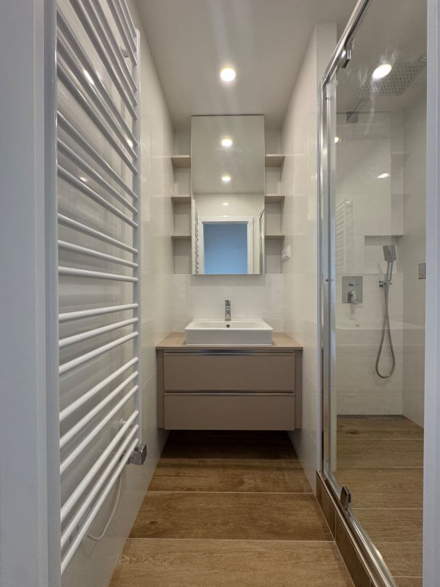 Prenájom bytu 3-izbový 65 m², Kahovská, Praha, Praha Prenájom bytu 3-izbový 65 m², Kahovská, Praha, Praha