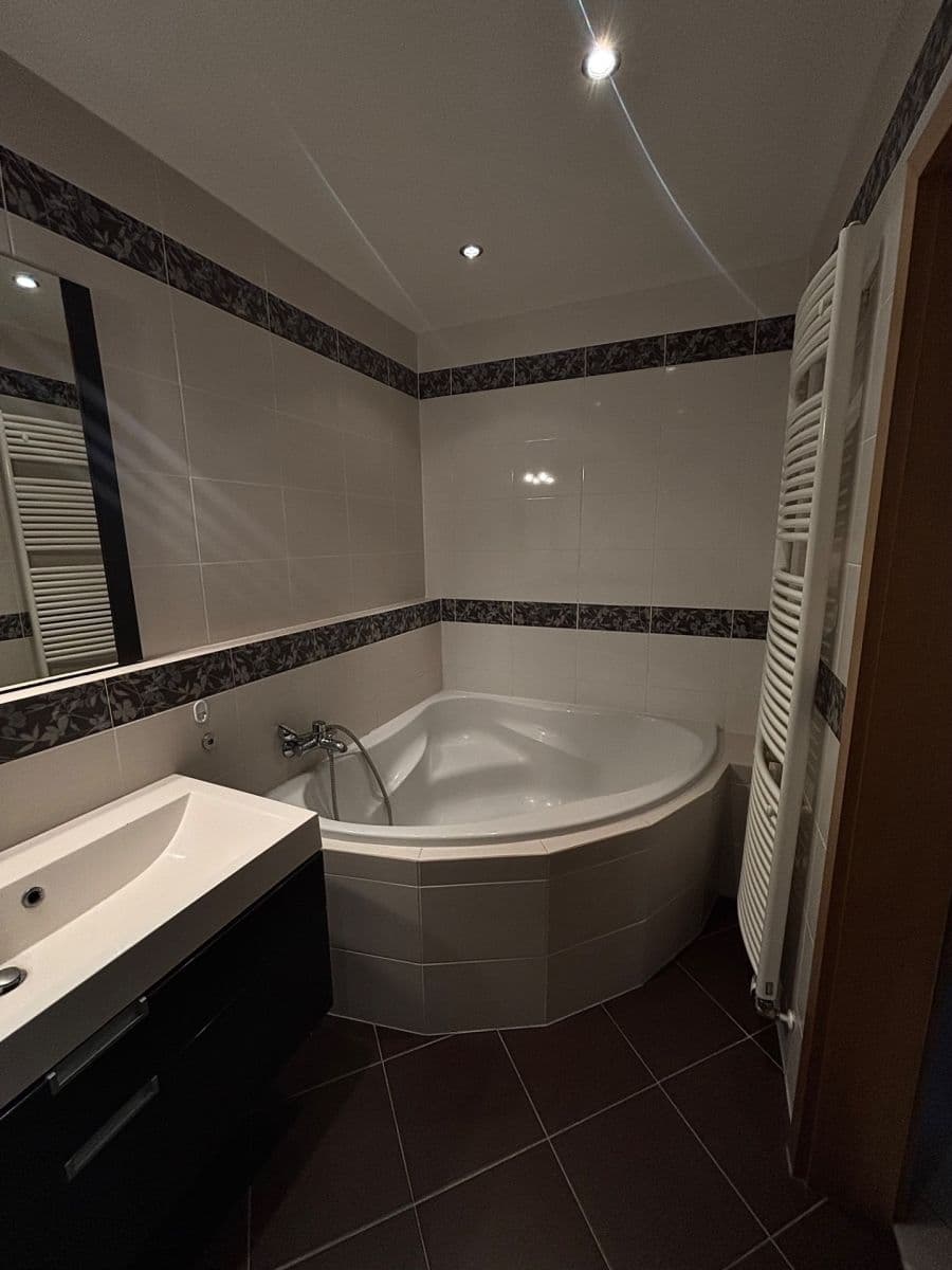 Prenájom bytu 3-izbový 82 m², Sazovická, Praha, Praha Prenájom bytu 3-izbový 82 m², Sazovická, Praha, Praha