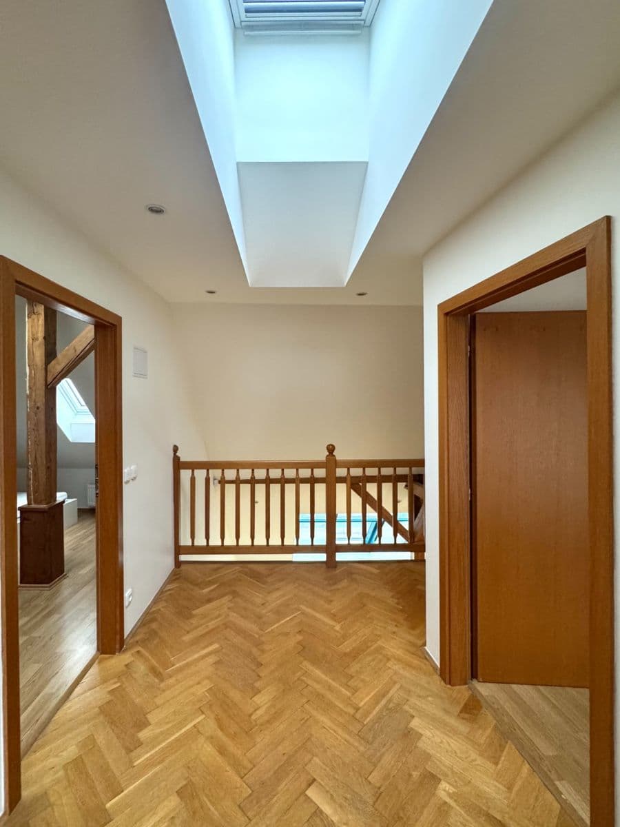 Prenájom bytu 4-izbový 138 m², Škroupovo náměstí, Praha, Praha Prenájom bytu 4-izbový 138 m², Škroupovo náměstí, Praha, Praha