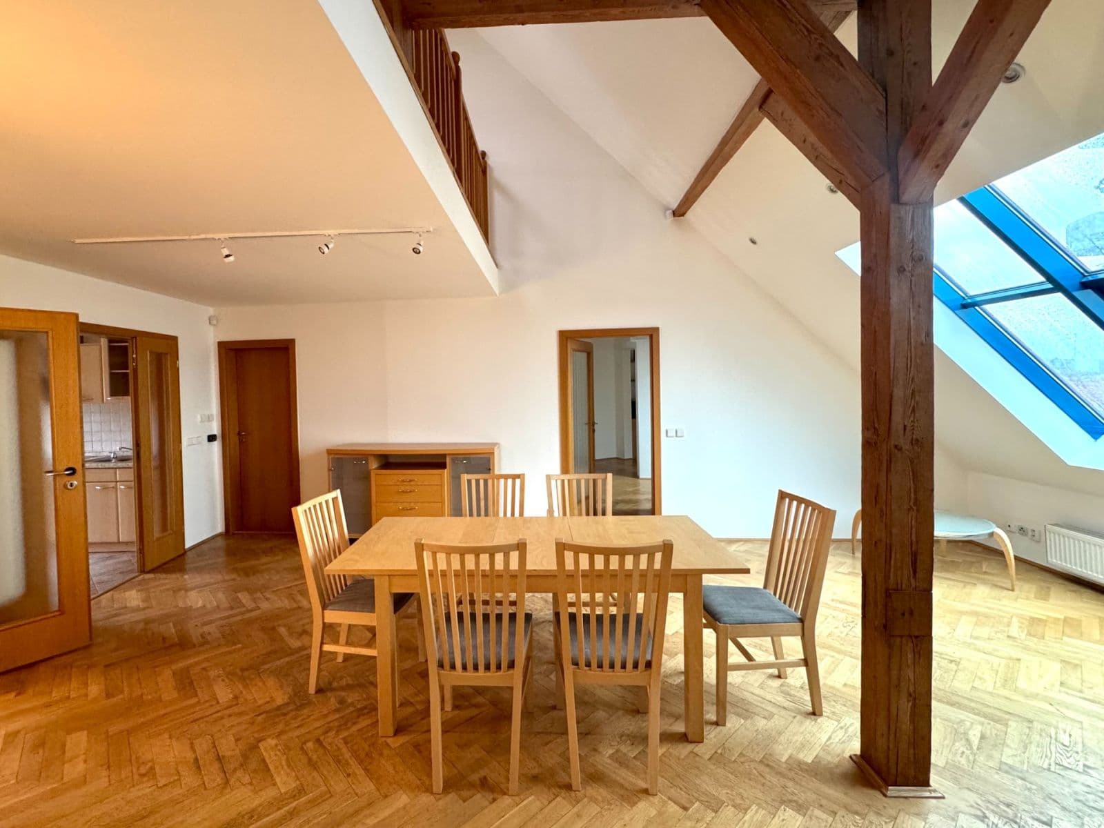 Prenájom bytu 4-izbový 138 m², Škroupovo náměstí, Praha, Praha Prenájom bytu 4-izbový 138 m², Škroupovo náměstí, Praha, Praha