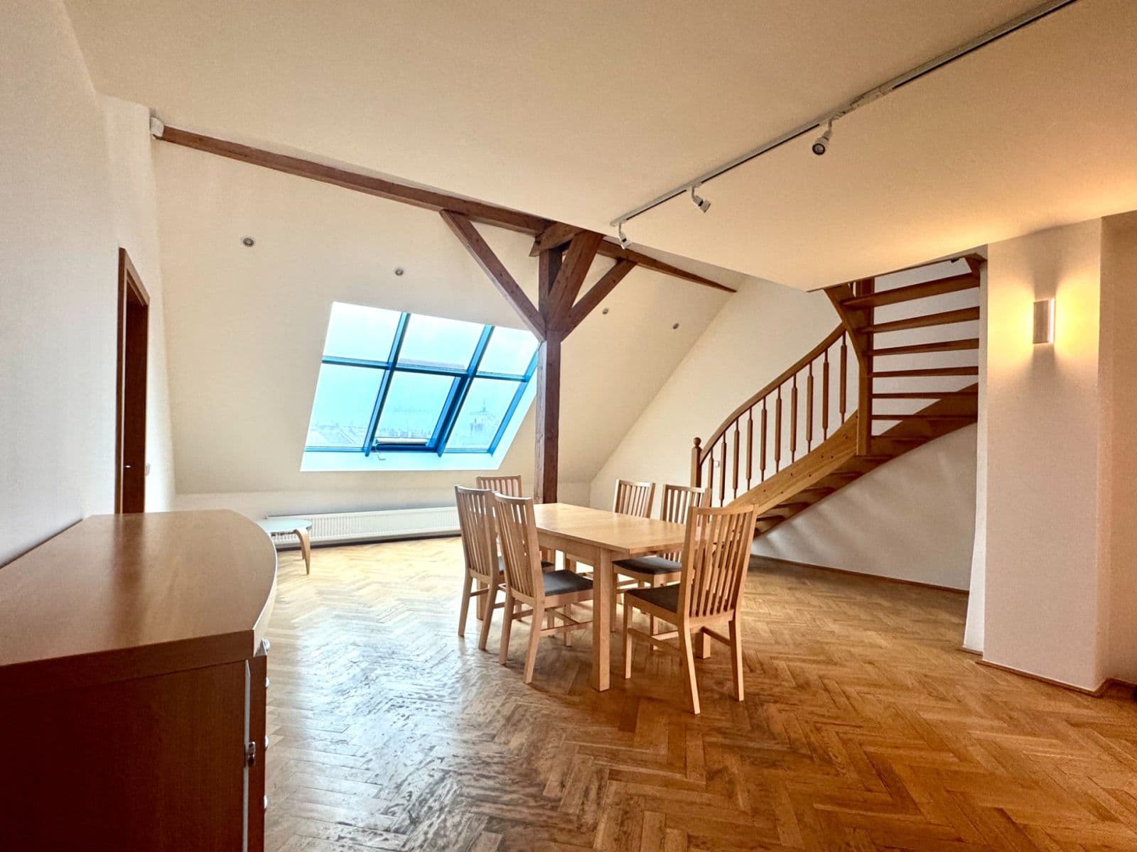 Prenájom bytu 4-izbový 138 m², Škroupovo náměstí, Praha, Praha Prenájom bytu 4-izbový 138 m², Škroupovo náměstí, Praha, Praha