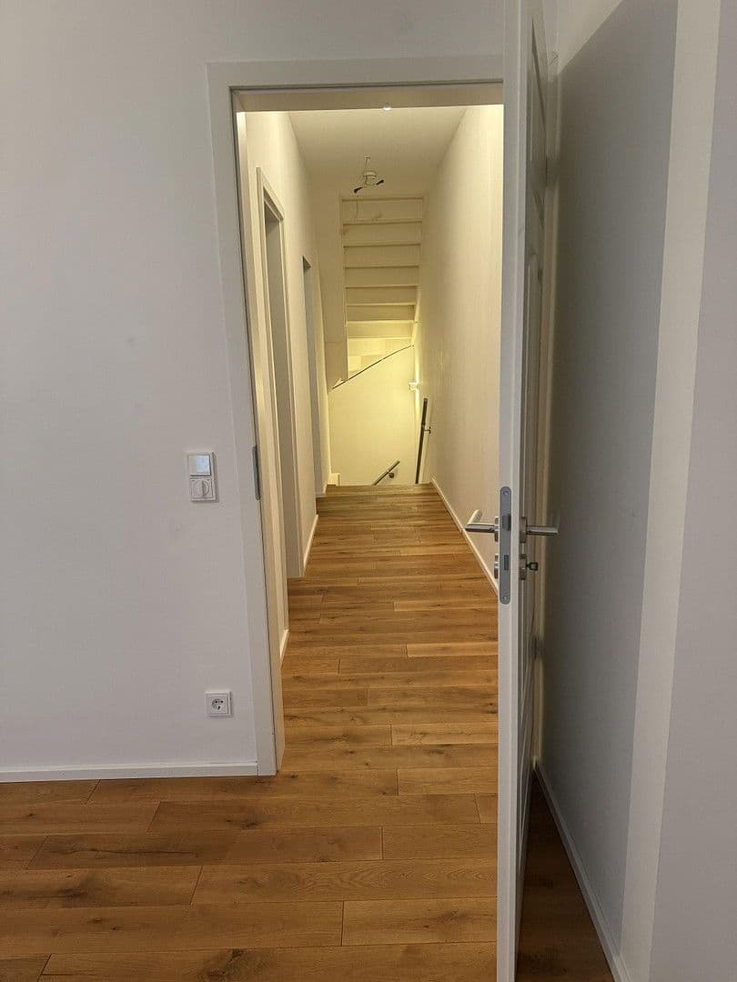 Prenájom domu 120 m², pozemek 200 m², Frankfurt, Hesensko Prenájom domu 120 m², pozemek 200 m², Frankfurt, Hesensko