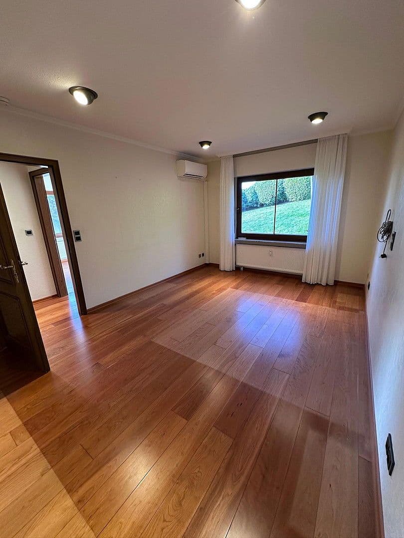 Predaj domu 228 m², pozemek 1.058 m², Solingen, Severné Porýnie - Westfálsko Predaj domu 228 m², pozemek 1.058 m², Solingen, Severné Porýnie - Westfálsko