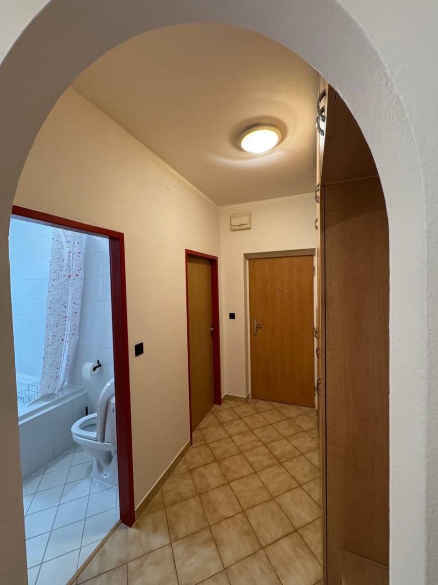 Prenájom bytu 3-izbový 50 m², Svätoplukova, Ružinov, Bratislavský kraj Prenájom bytu 3-izbový 50 m², Svätoplukova, Ružinov, Bratislavský kraj