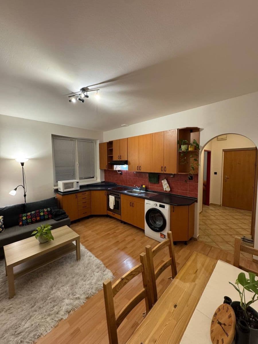 Prenájom bytu 3-izbový 50 m², Svätoplukova, Ružinov, Bratislavský kraj Prenájom bytu 3-izbový 50 m², Svätoplukova, Ružinov, Bratislavský kraj