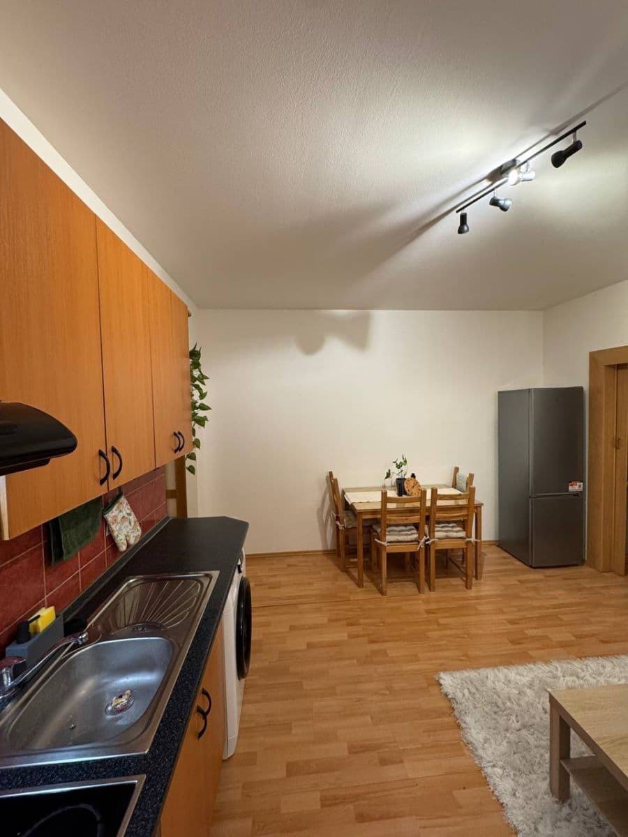 Prenájom bytu 3-izbový 50 m², Svätoplukova, Ružinov, Bratislavský kraj Prenájom bytu 3-izbový 50 m², Svätoplukova, Ružinov, Bratislavský kraj