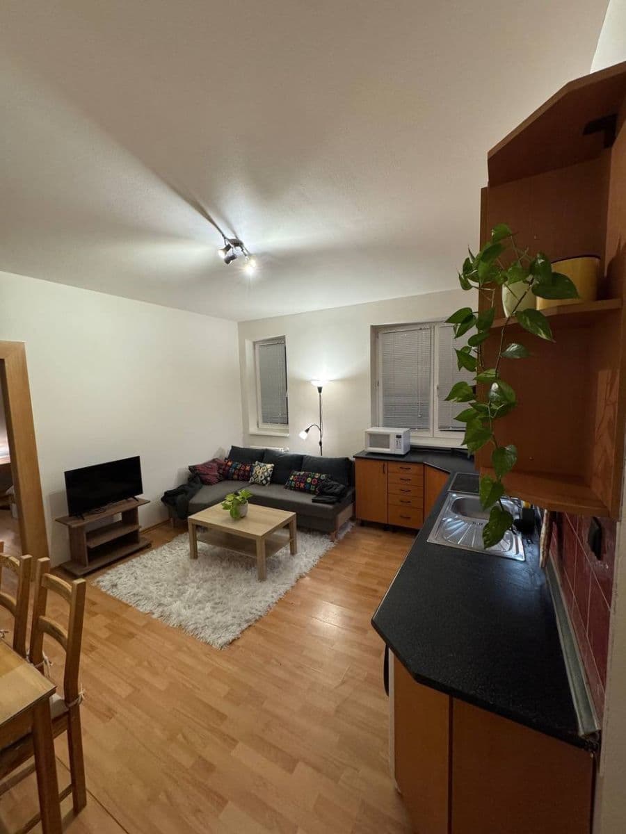 Prenájom bytu 3-izbový 50 m², Svätoplukova, Ružinov, Bratislavský kraj Prenájom bytu 3-izbový 50 m², Svätoplukova, Ružinov, Bratislavský kraj