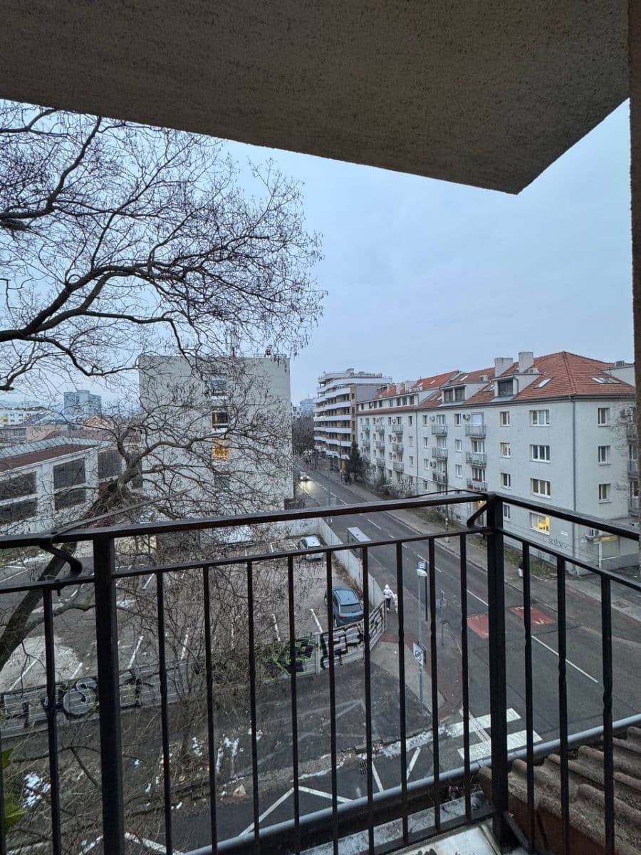 Prenájom bytu 3-izbový 50 m², Svätoplukova, Ružinov, Bratislavský kraj Prenájom bytu 3-izbový 50 m², Svätoplukova, Ružinov, Bratislavský kraj