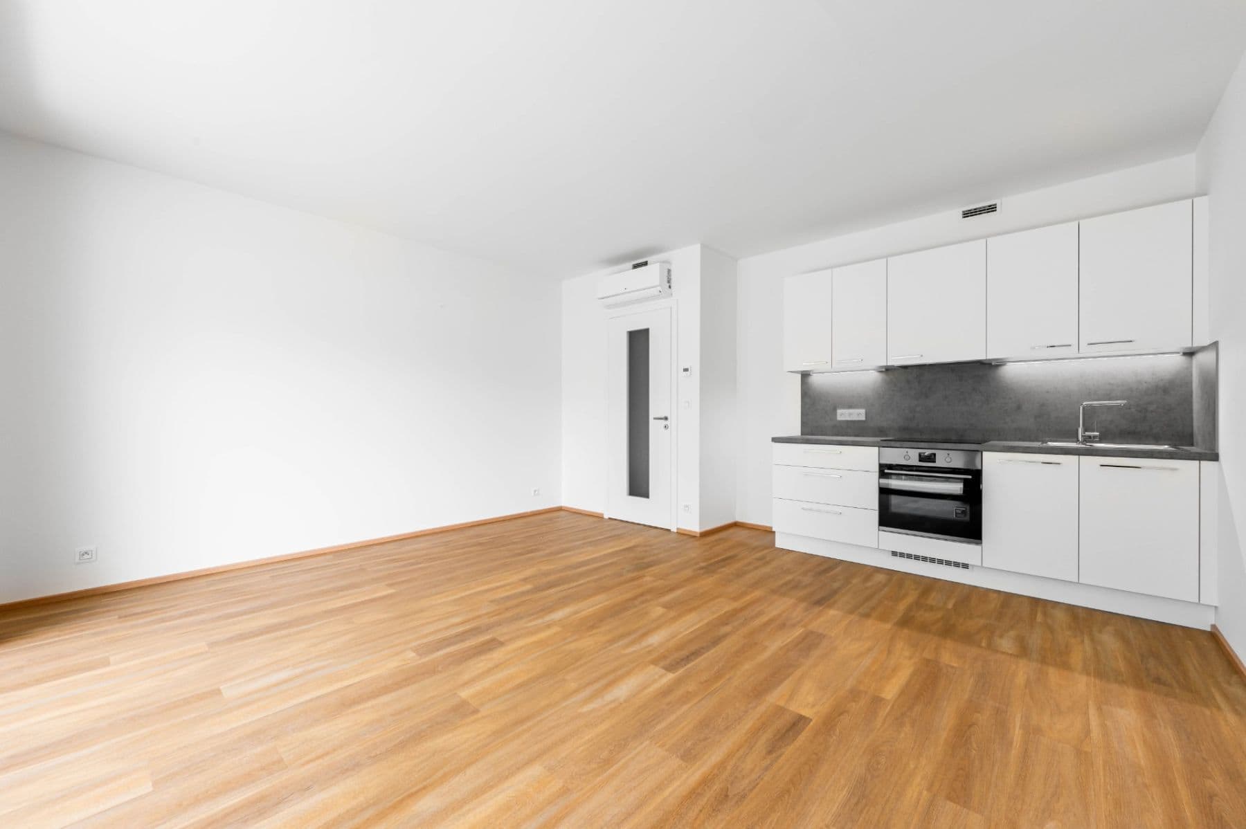 Prenájom bytu 1-izbový 36 m², Kotlaska, Praha, Praha Prenájom bytu 1-izbový 36 m², Kotlaska, Praha, Praha