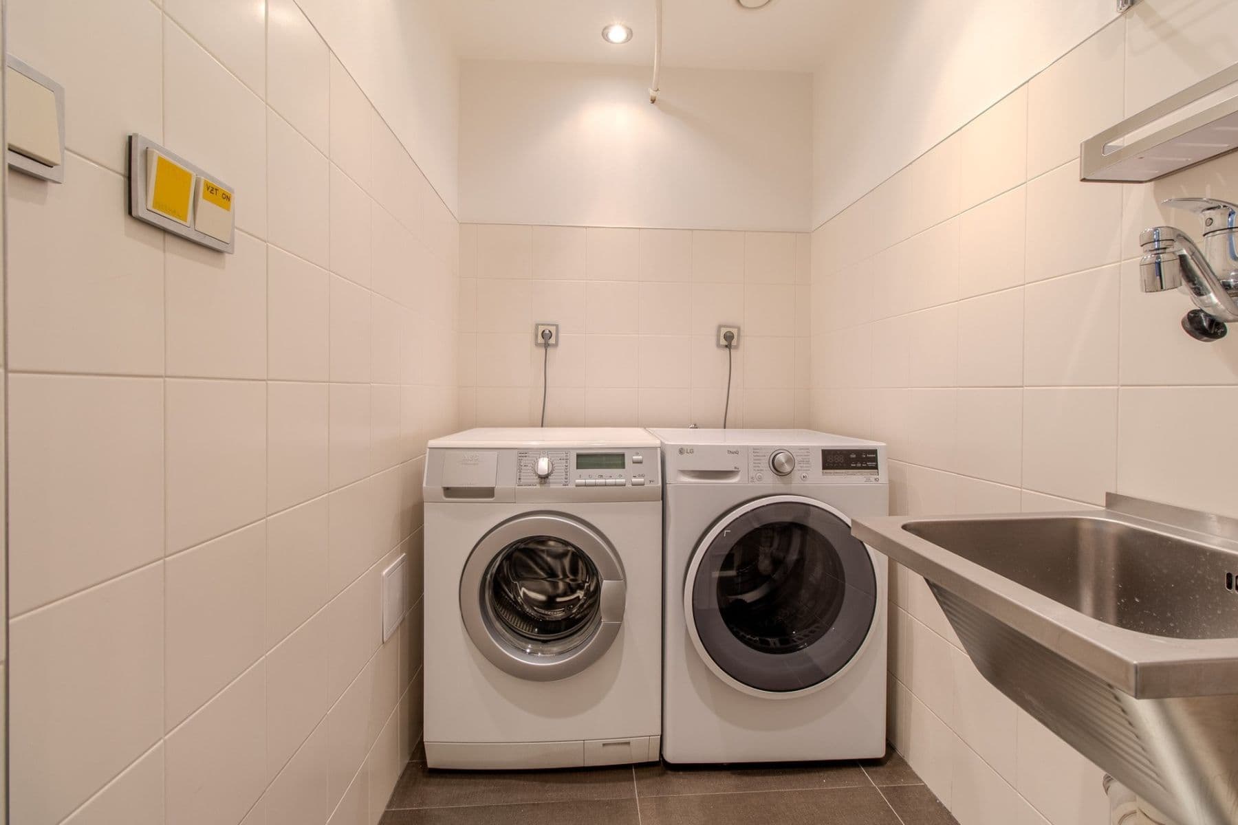 Prenájom bytu 4-izbový 88 m², Kloboučnická, Praha, Praha Prenájom bytu 4-izbový 88 m², Kloboučnická, Praha, Praha