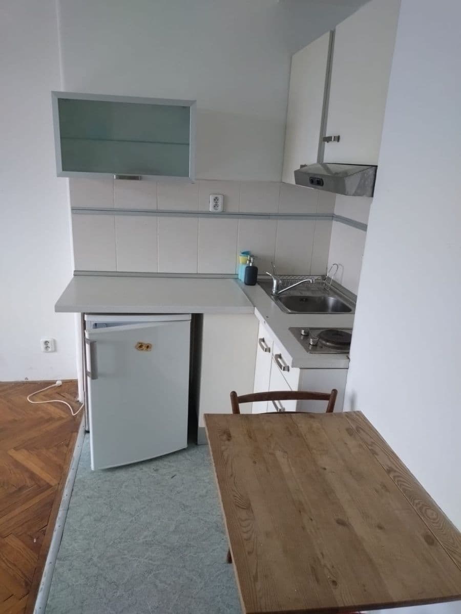 Prenájom bytu 1-izbový 22 m², Komunardů, Praha, Praha Prenájom bytu 1-izbový 22 m², Komunardů, Praha, Praha
