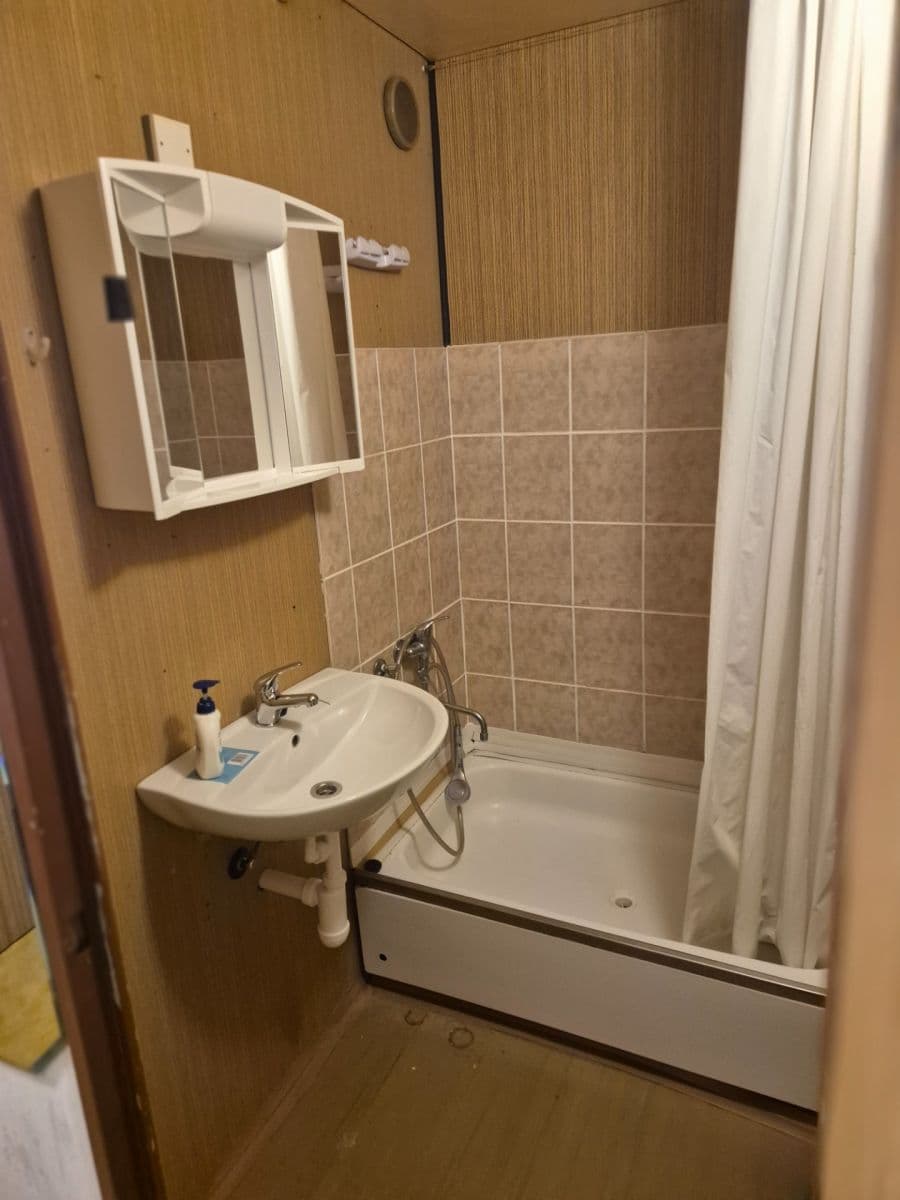 Prenájom bytu 1-izbový 32 m², Bazovského, Praha, Praha Prenájom bytu 1-izbový 32 m², Bazovského, Praha, Praha