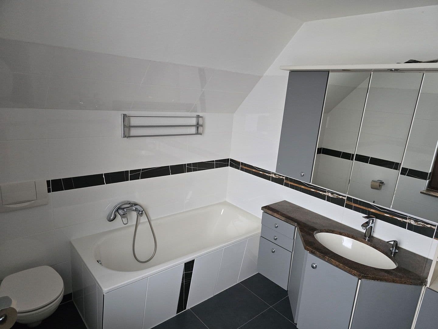 Prenájom bytu 3-izbový 100 m², Norderstedt, Šlezvicko-Holštajnsko Prenájom bytu 3-izbový 100 m², Norderstedt, Šlezvicko-Holštajnsko