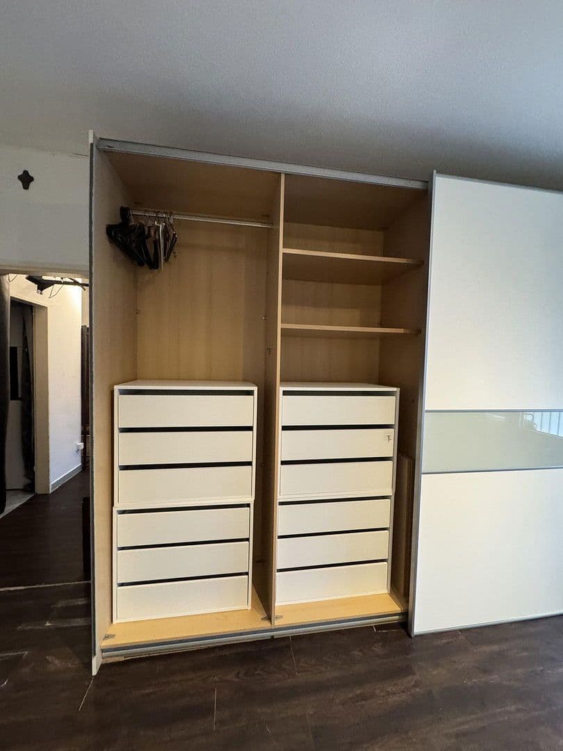 Prenájom bytu 3-izbový 90 m², Frankfurt am Main, Hesensko Prenájom bytu 3-izbový 90 m², Frankfurt am Main, Hesensko