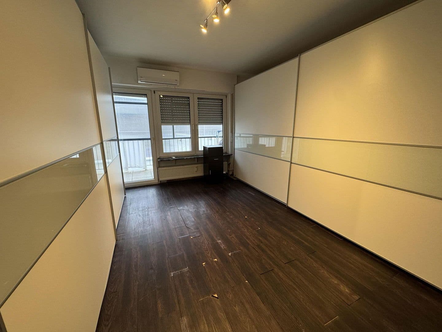 Prenájom bytu 3-izbový 90 m², Frankfurt am Main, Hesensko Prenájom bytu 3-izbový 90 m², Frankfurt am Main, Hesensko