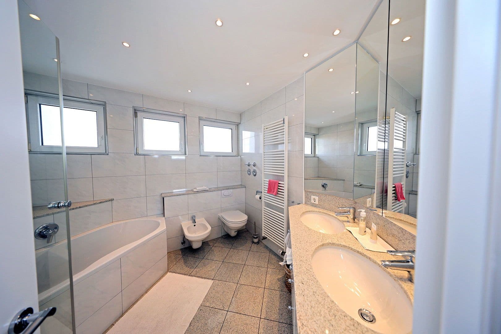 Prenájom bytu 4-izbový 110 m², Leinfelden-Echterdingen, Bádensko-Wurttembersko Prenájom bytu 4-izbový 110 m², Leinfelden-Echterdingen, Bádensko-Wurttembersko