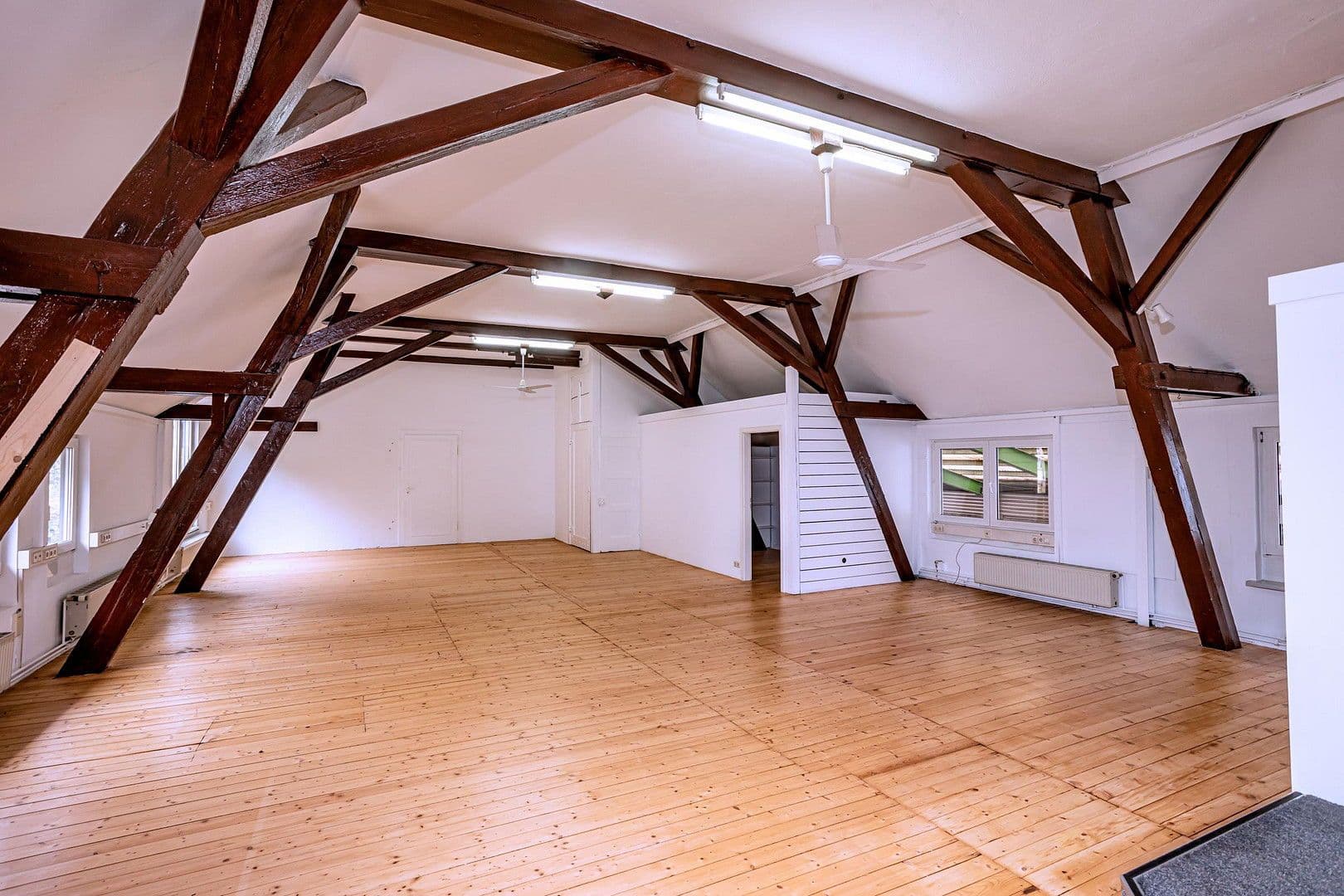 Prenájom kancelárie 122 m², Schiltachstraße 44, Schramberg, Bádensko-Wurttembersko Prenájom kancelárie 122 m², Schiltachstraße 44, Schramberg, Bádensko-Wurttembersko