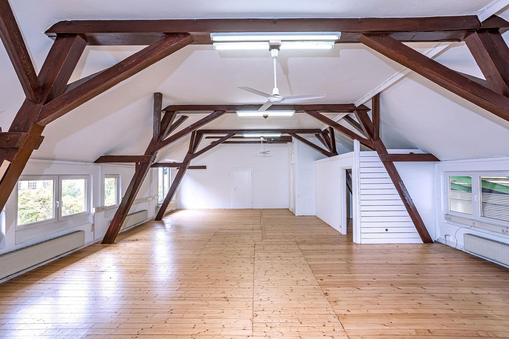 Prenájom kancelárie 122 m², Schiltachstraße 44, Schramberg, Bádensko-Wurttembersko Prenájom kancelárie 122 m², Schiltachstraße 44, Schramberg, Bádensko-Wurttembersko