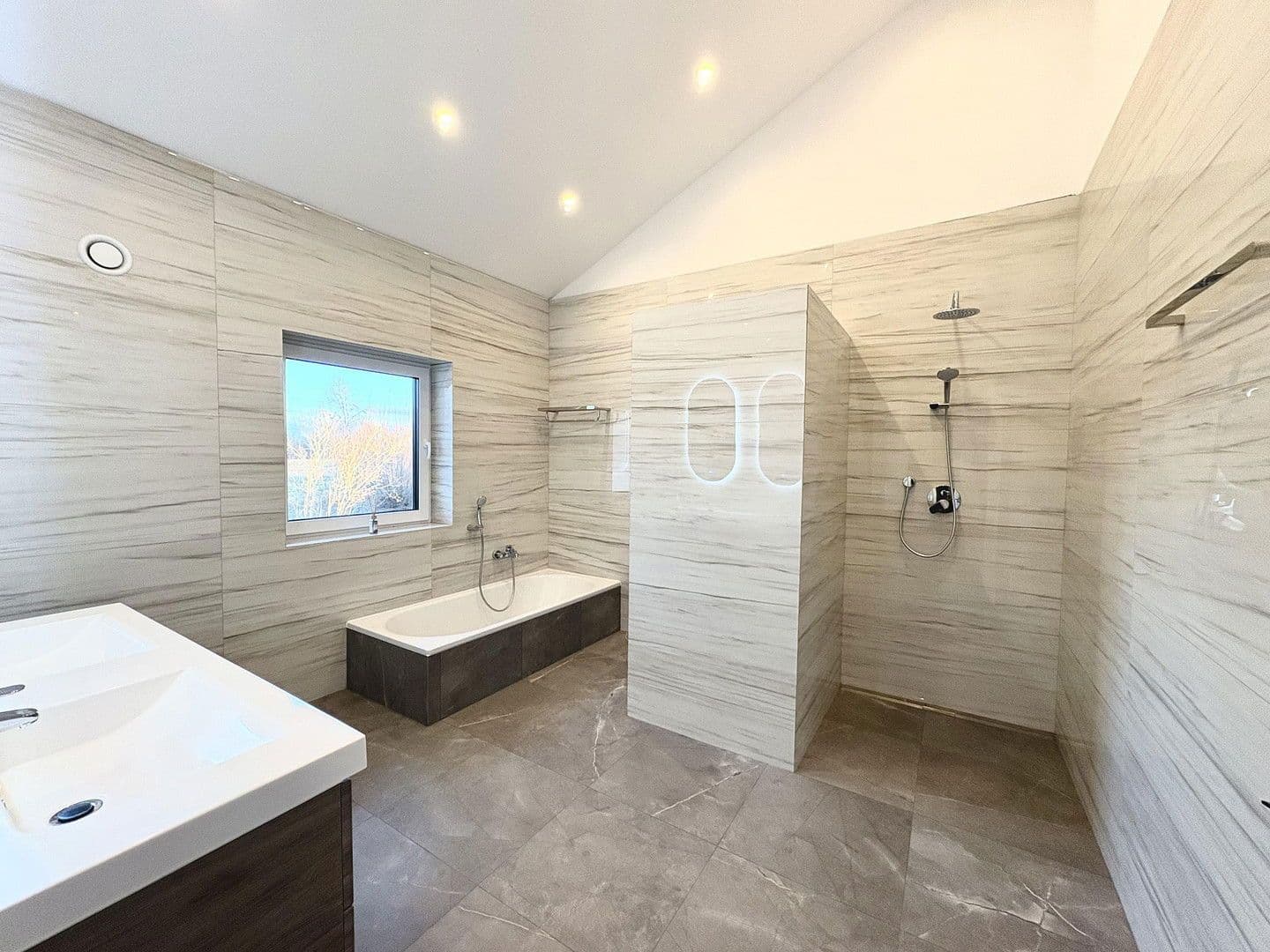 Prenájom bytu 4-izbový 149 m², Dingolfing, Bavorsko Prenájom bytu 4-izbový 149 m², Dingolfing, Bavorsko