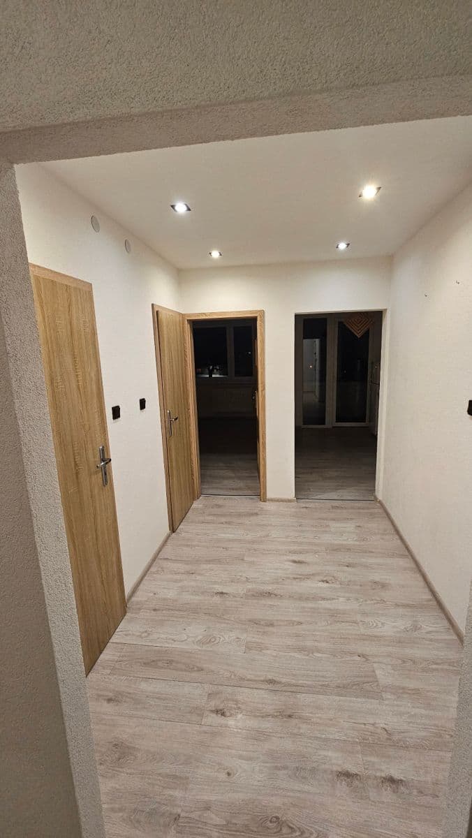 Prenájom bytu 2-izbový 48 m², Helenská, Považská Bystrica, Trenčiansky kraj Prenájom bytu 2-izbový 48 m², Helenská, Považská Bystrica, Trenčiansky kraj