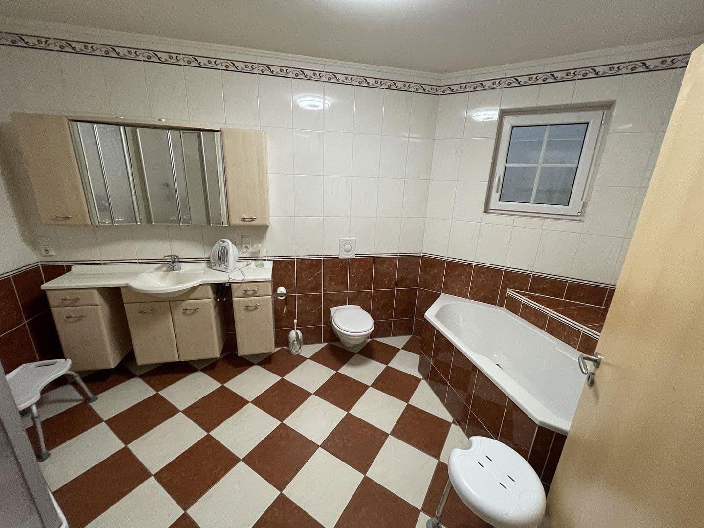 Predaj domu 317 m², pozemek 708 m², Flieden, Hesensko Predaj domu 317 m², pozemek 708 m², Flieden, Hesensko