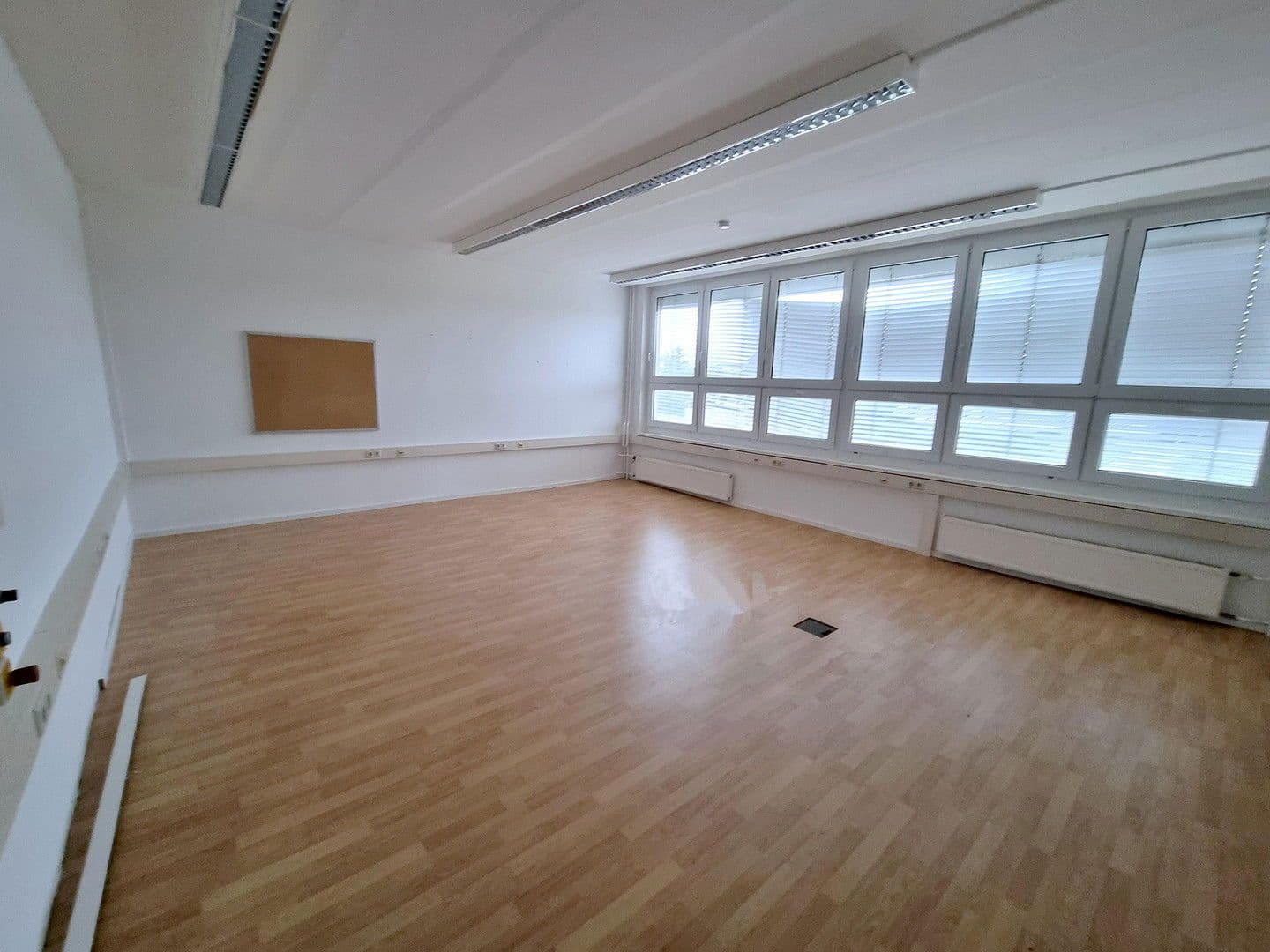 Predaj nebytového priestoru 19.000 m², Lützowstr. 1, Stavenhagen, Meklenbursko-Predpomoransko Predaj nebytového priestoru 19.000 m², Lützowstr. 1, Stavenhagen, Meklenbursko-Predpomoransko