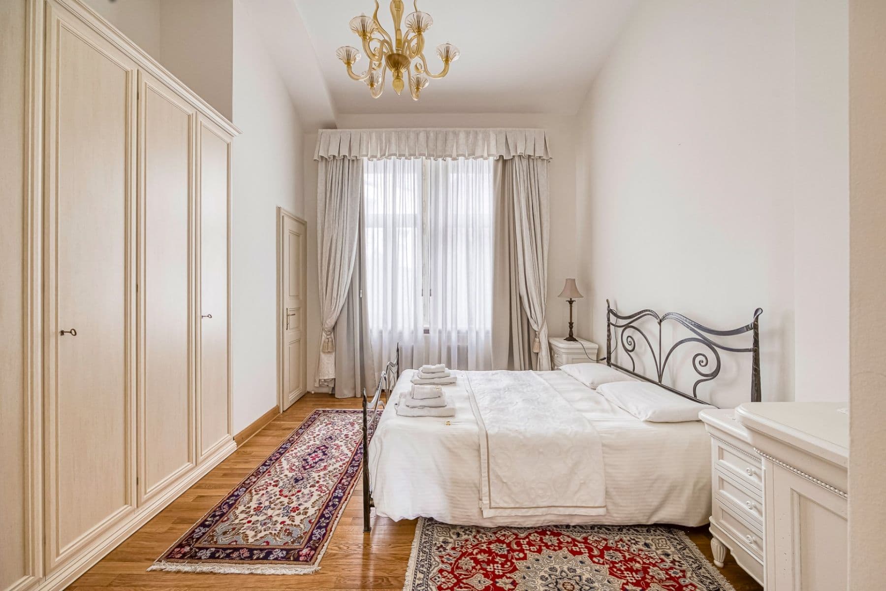 Prenájom bytu 3-izbový 120 m², Truhlářská, Praha, Praha Prenájom bytu 3-izbový 120 m², Truhlářská, Praha, Praha